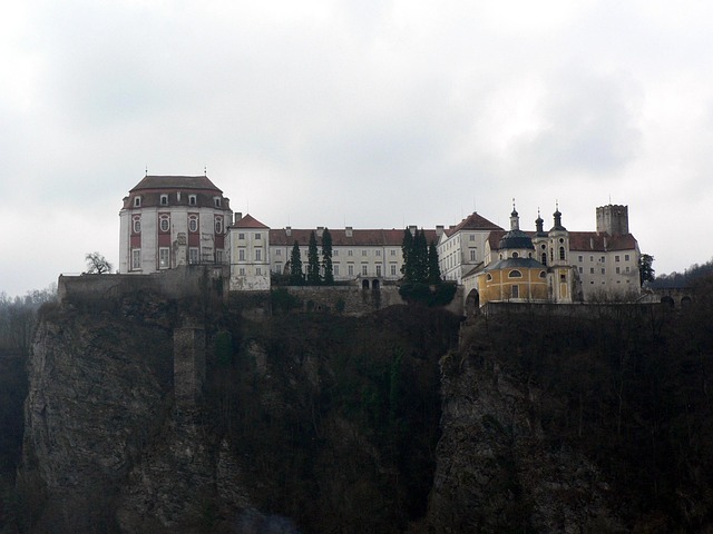 Vijolični severni sij nad planinsko kočo